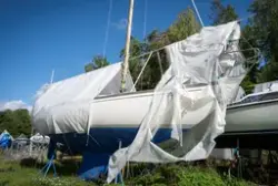 Båtar på båtklubbar där presenningen nötts sönder av väder o