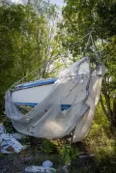 Båtar på båtklubbar där presenningen nötts sönder av väder o