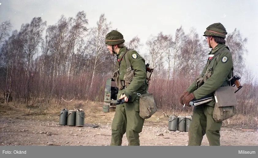 Värnpliktiga vid utspisningsplats.