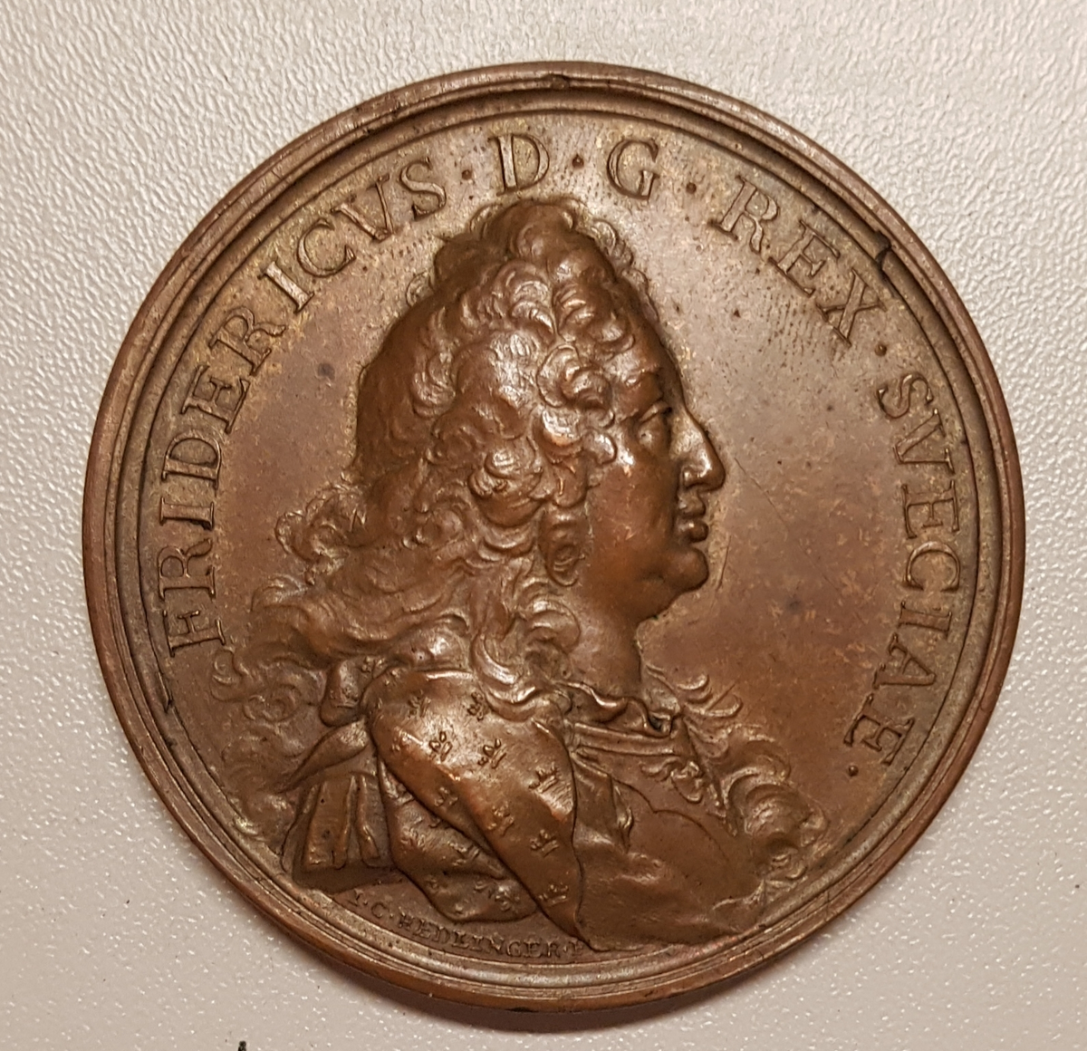Åtsida: Bröstbild av Fredrik I.
Frånsida: Galär.