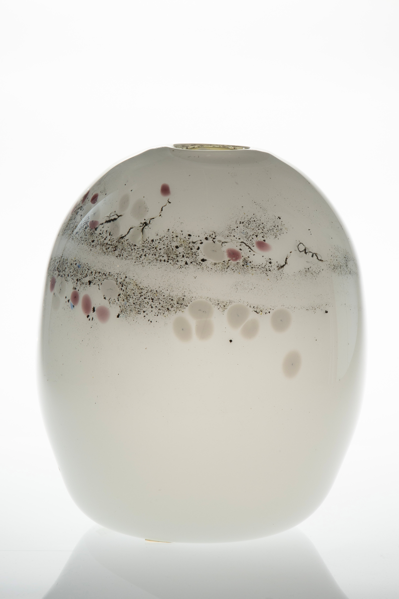 Ovalformet vase i underfangsglass, og liten sirkelrund åpning. Det innerste sjiktet er i melkehvitt opakt glass, mens det ytre er i klart glass. Vasens øvre del er dekorert med glassfibertråd og jernfilspon som danner et asymmetrisk mønster av rødfiolette pletter og organiske sorte striper. Dette skaper assosiasjoner til kirsebærtrær, derav vasens navn. Puntemerke under vasens bunn.