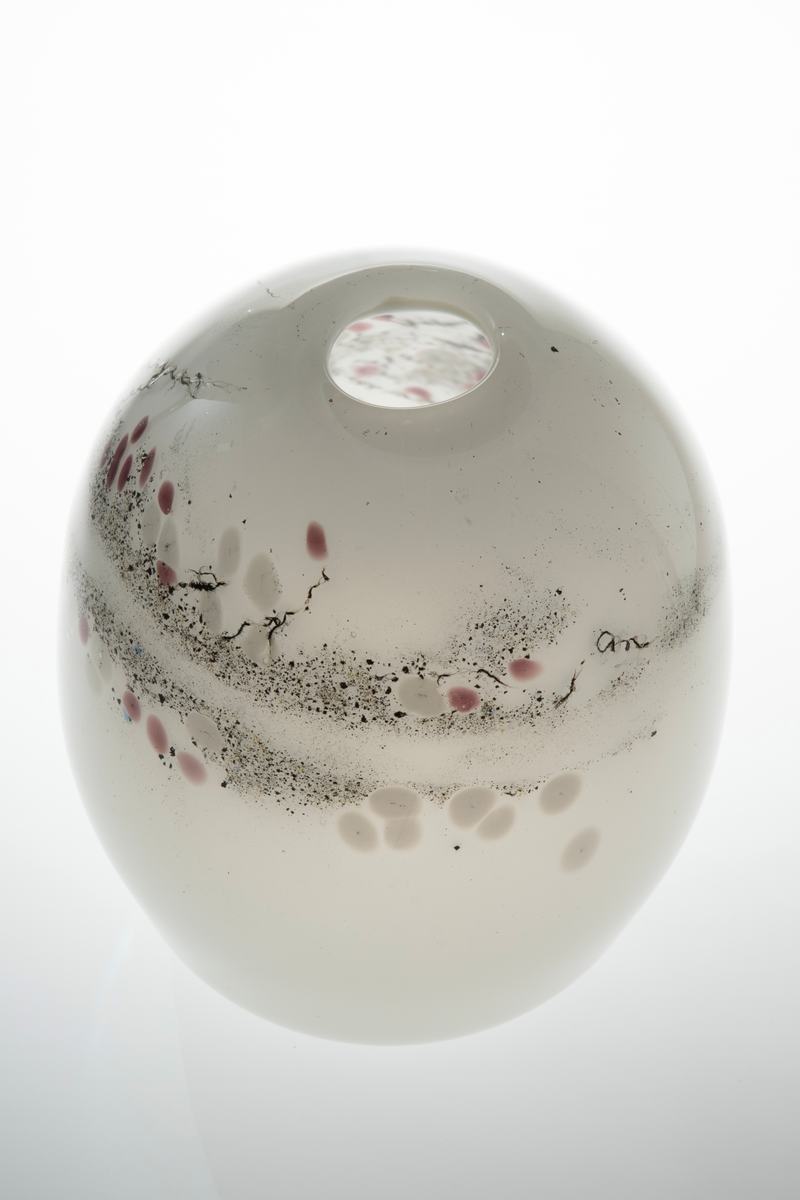 Ovalformet vase i underfangsglass, og liten sirkelrund åpning. Det innerste sjiktet er i melkehvitt opakt glass, mens det ytre er i klart glass. Vasens øvre del er dekorert med glassfibertråd og jernfilspon som danner et asymmetrisk mønster av rødfiolette pletter og organiske sorte striper. Dette skaper assosiasjoner til kirsebærtrær, derav vasens navn. Puntemerke under vasens bunn.