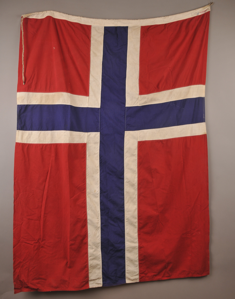 Det norske flagg. Laga på Oslo Flaggfabrikk.

Det norske flagg
lengde 110 x 150 cm
snor 150 cm