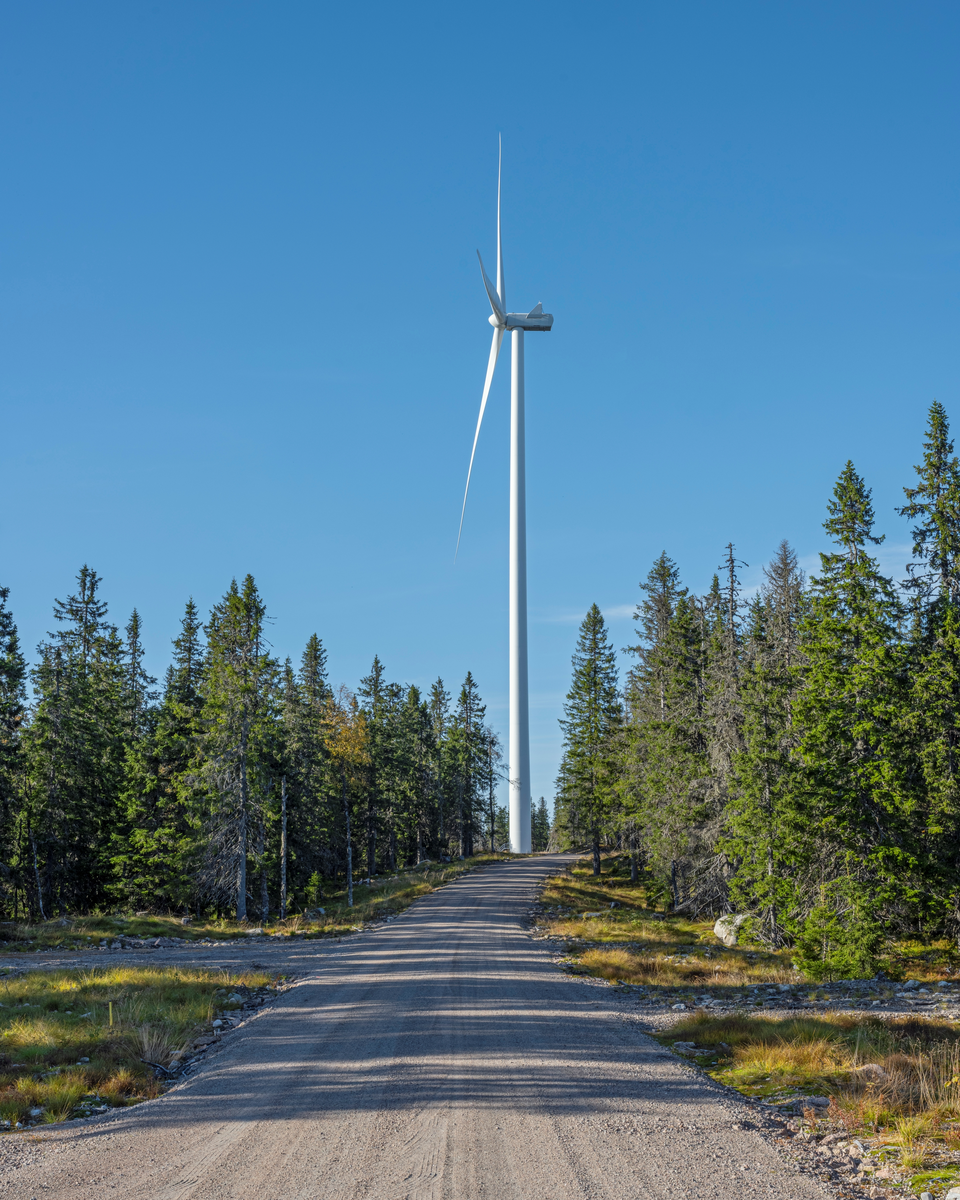 Fra Kjølberget Vindkraftverk på Finnskogen, Våler kommune, Innlandet. Bildet er tatt i retning vindturbinen på toppen av Kjølberget. Da bildet ble tatt var det gått drøyt 6 år fra anleggsarbeidet startet, og nær 5 år siden anlegget begynte å produsere støm.