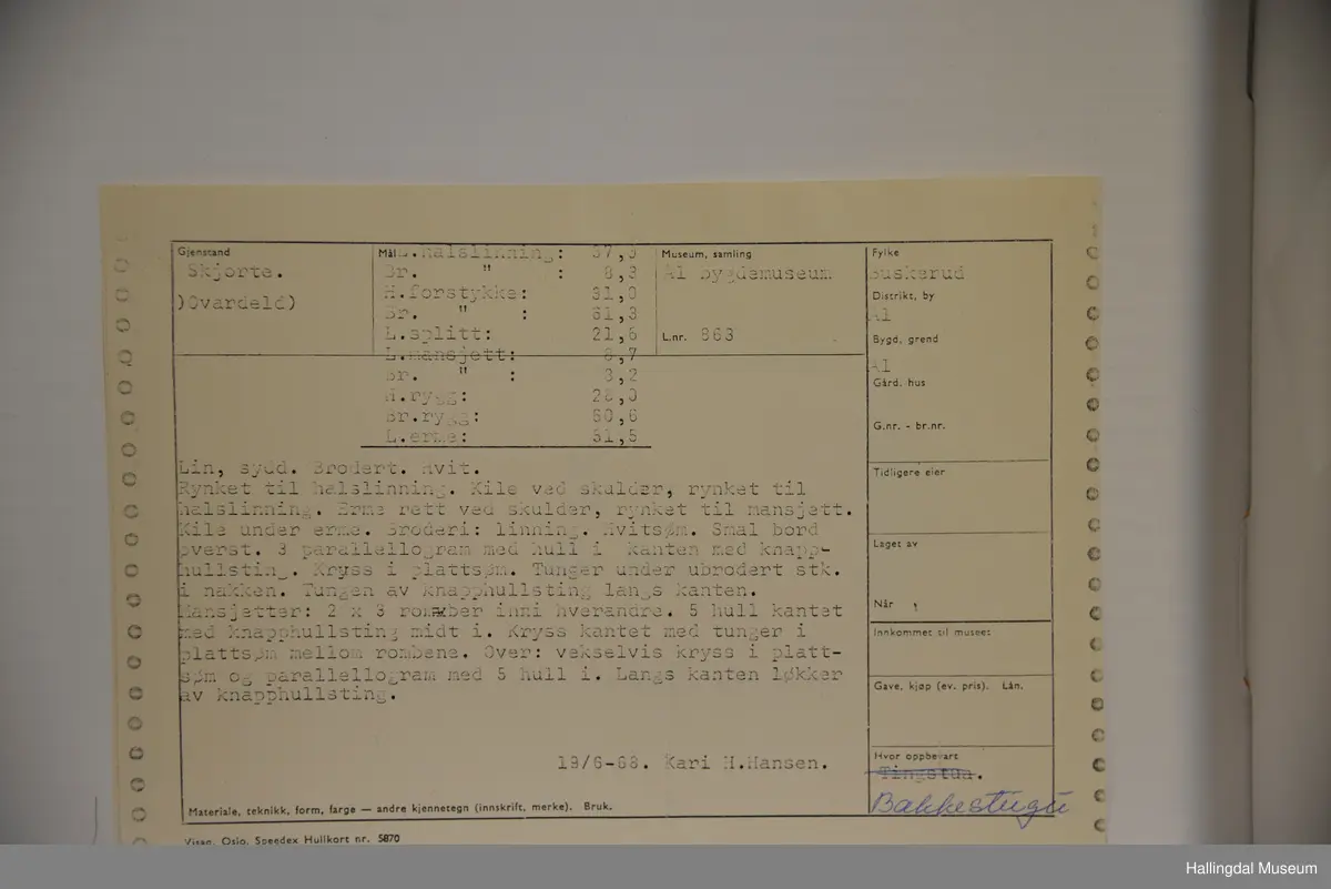 Rynket til halslinning. Kile ved skulder, rynket til halslinning, Erme rett ved skulder, rynket til mansjett. Kile under erme. Broderi i kvitsaum på linninger.