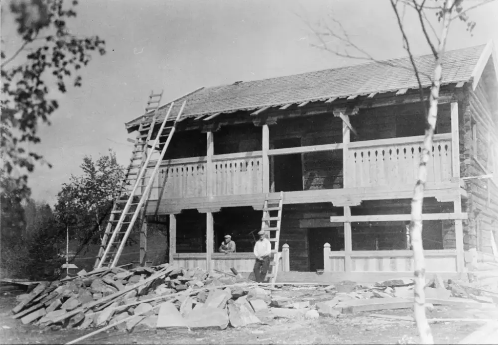 Eikjebygningen under oppsetting på Sigdal Museum