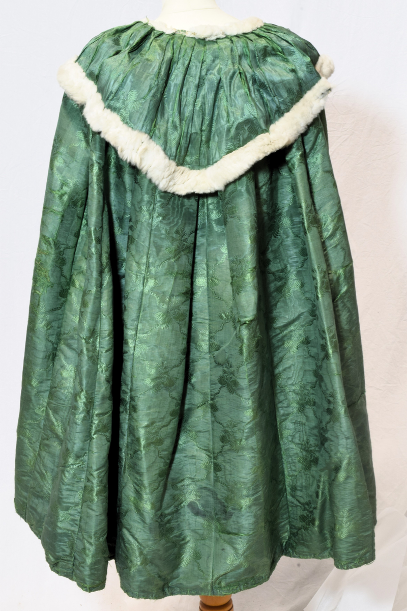 langsgående striper; blomstergrener. 