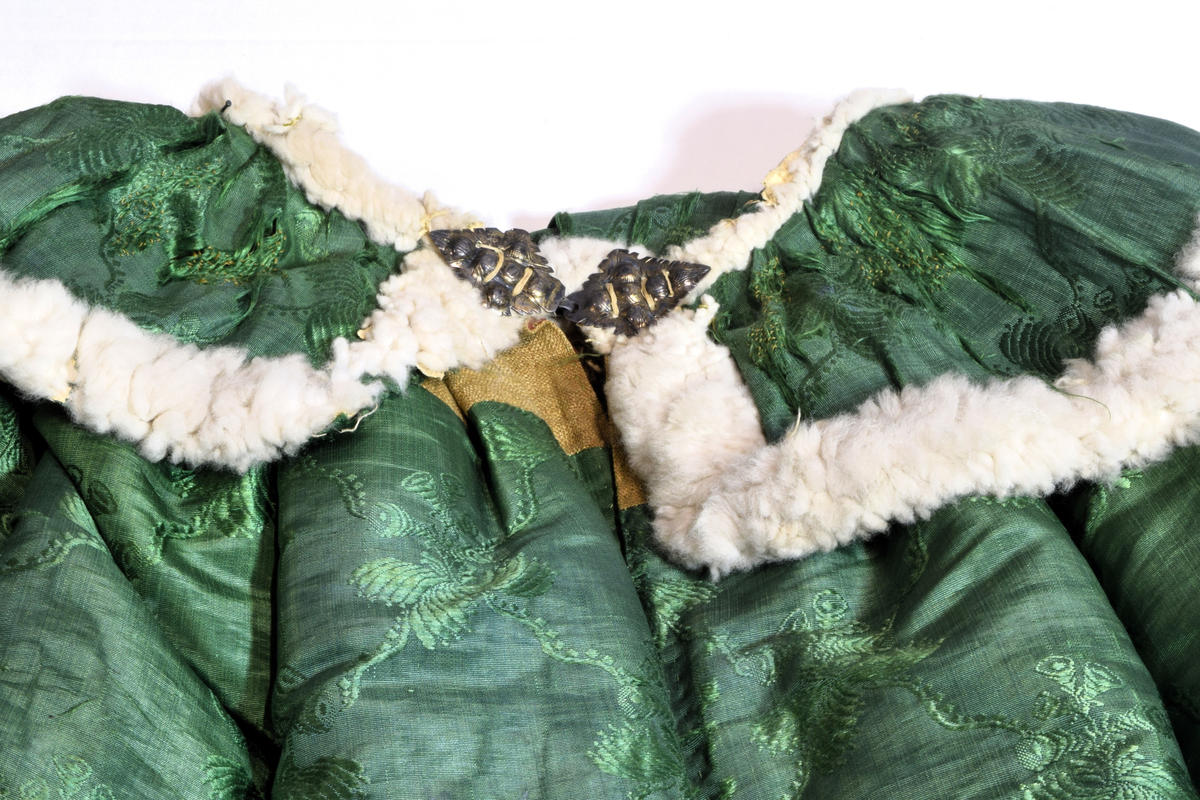 langsgående striper; blomstergrener. 