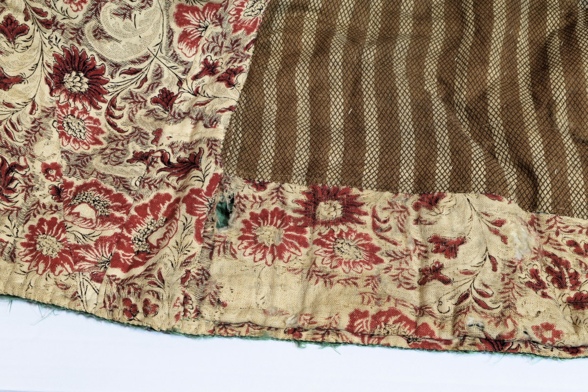 langsgående striper; blomstergrener. 