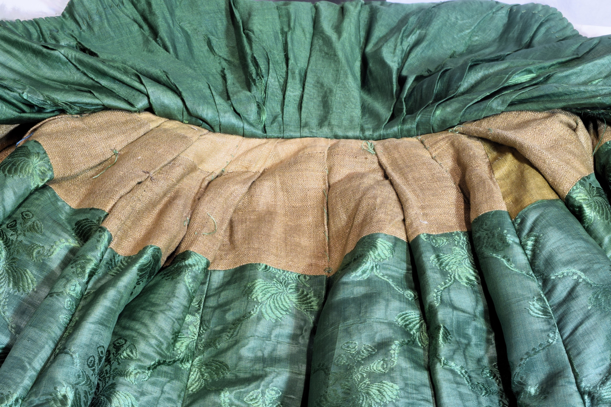 langsgående striper; blomstergrener. 