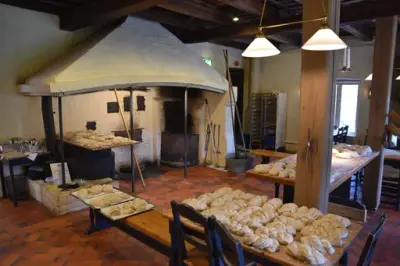 Bord fylt med brød som er klare til å stekes i den store baksteovenen på Bogstad gård. 