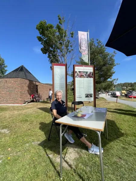 Frivillige fra venneforeningen til Sigdal Museum selger billetter til Bygdedagen