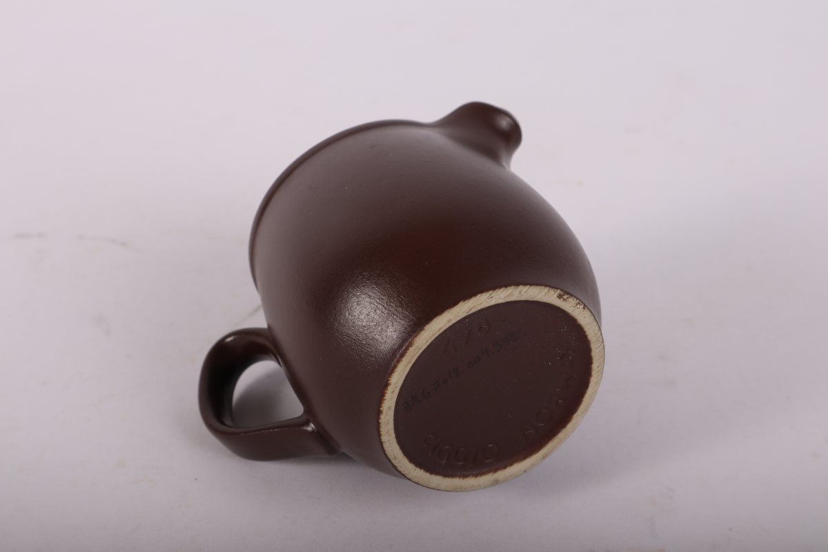 Liten brun mugge.