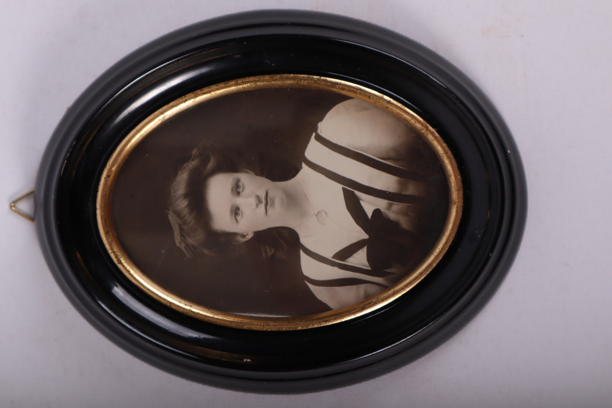 Svart/kvitt-fotografi i oval ramme.
