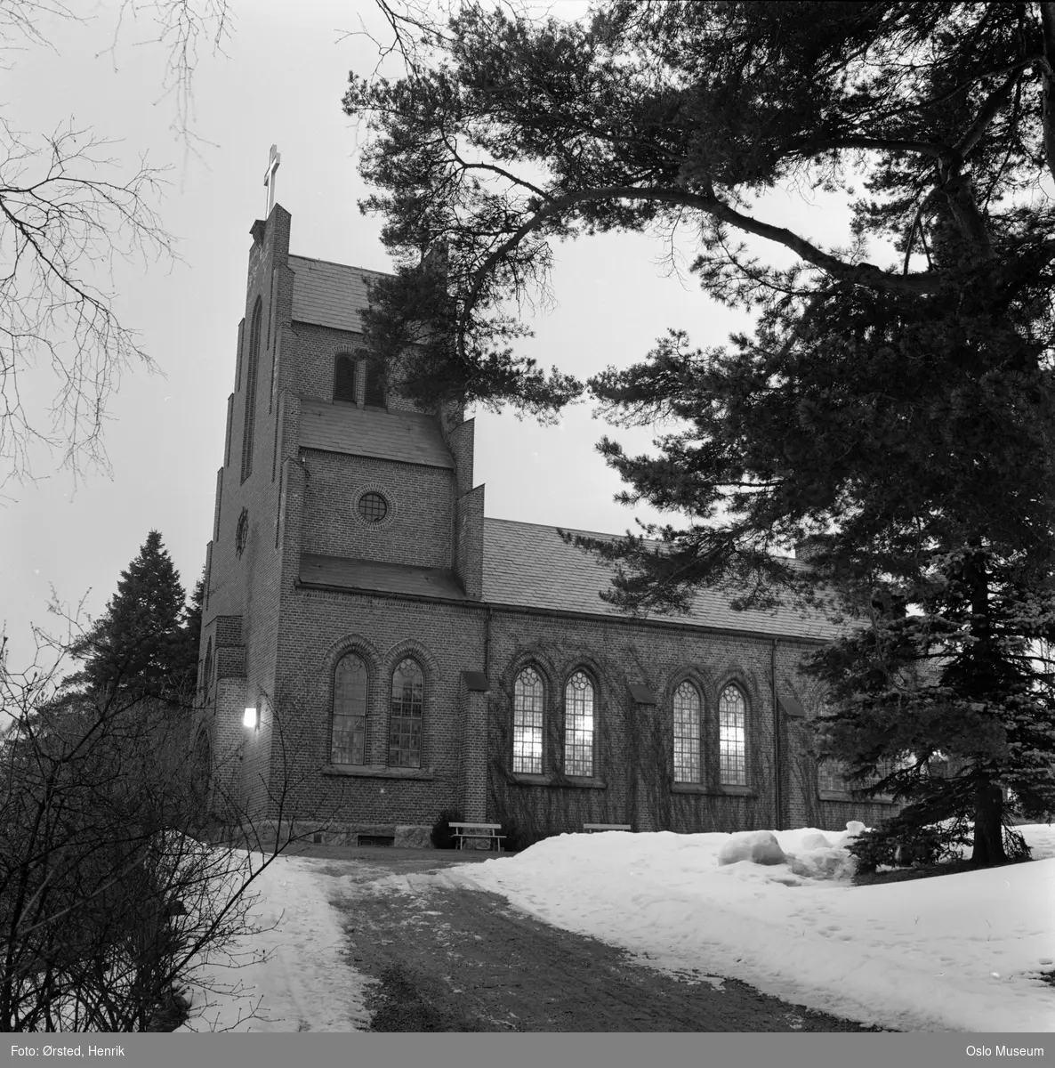 Nordstrand kirke, kirkegård, snø, trær