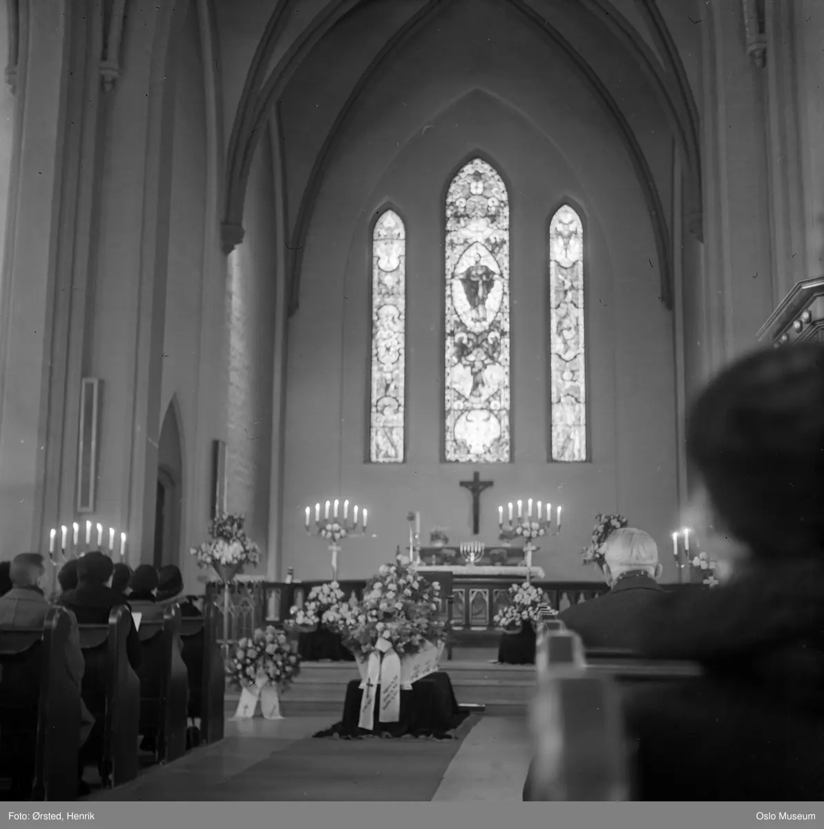 Vestre Aker kirke, interiør, begravelse, kiste, krusifiks, alter, benkerader, mennesker