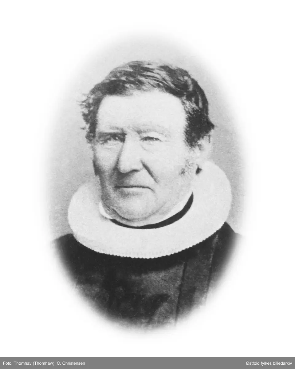 Portrett av sogneprest Johan Henrik Gude (1795-1884). Han var sogneprest i Rygge fra 1832 til 1849 og ordfører i Rygge 1837-1840. 
Johan Henrik Gude var deretter  sogneprest i Drøbak fra 1849 til 1869. Han var onkel til maleren Hans Gude, som besøkte ham flere ganger 
på prestegården i Drøbak.