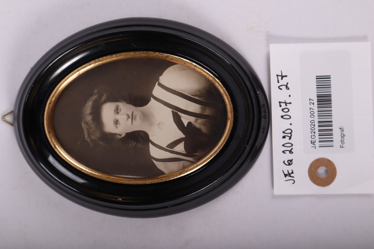 Svart/kvitt-fotografi i oval ramme.
