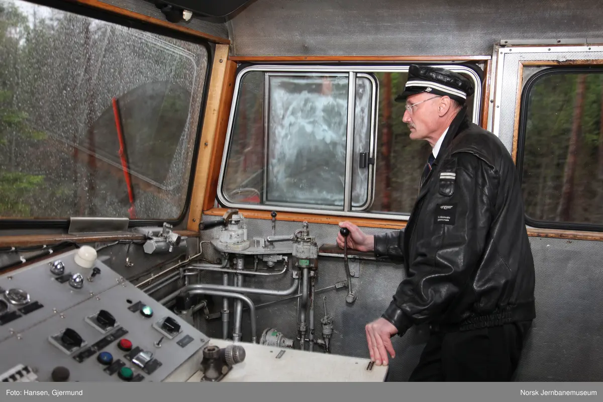 lokomotivf-rer-yvind-gunnestad-p-skiftetraktor-skd-220-167-norsk