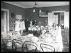 Grupporträtt. Dukat bord och personal, Hotellet, Kolbäck.
Ur Gustaf Åhmans samling.