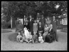 Familjeporträtt utomhus. Aug. Pettersson, Norrby, Berg, Hallstahammar.
Ur Gustaf Åhmans samling.