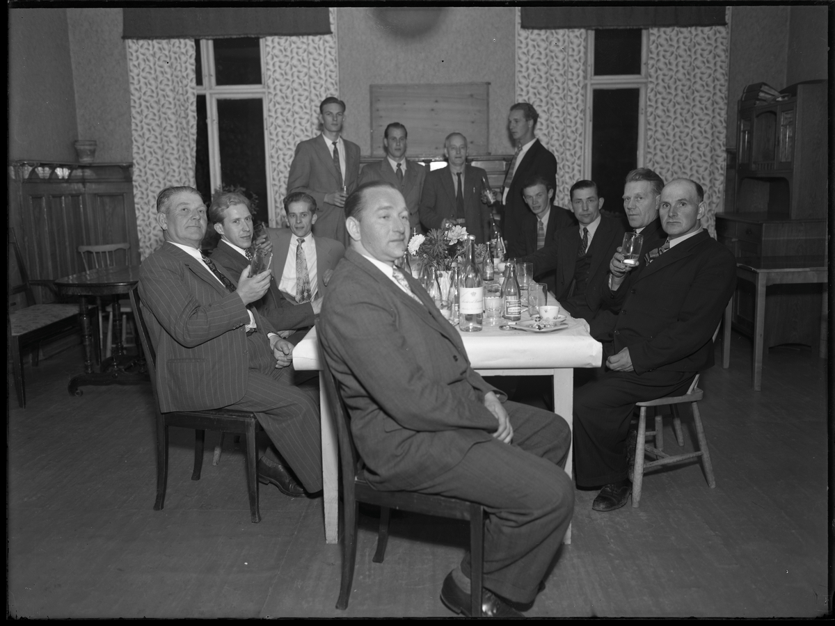 Grupporträtt, Erik Karlström, Idrottsvägen II, Sörstafors, Kolbäck.
Ur Gustaf Åhmans samling.