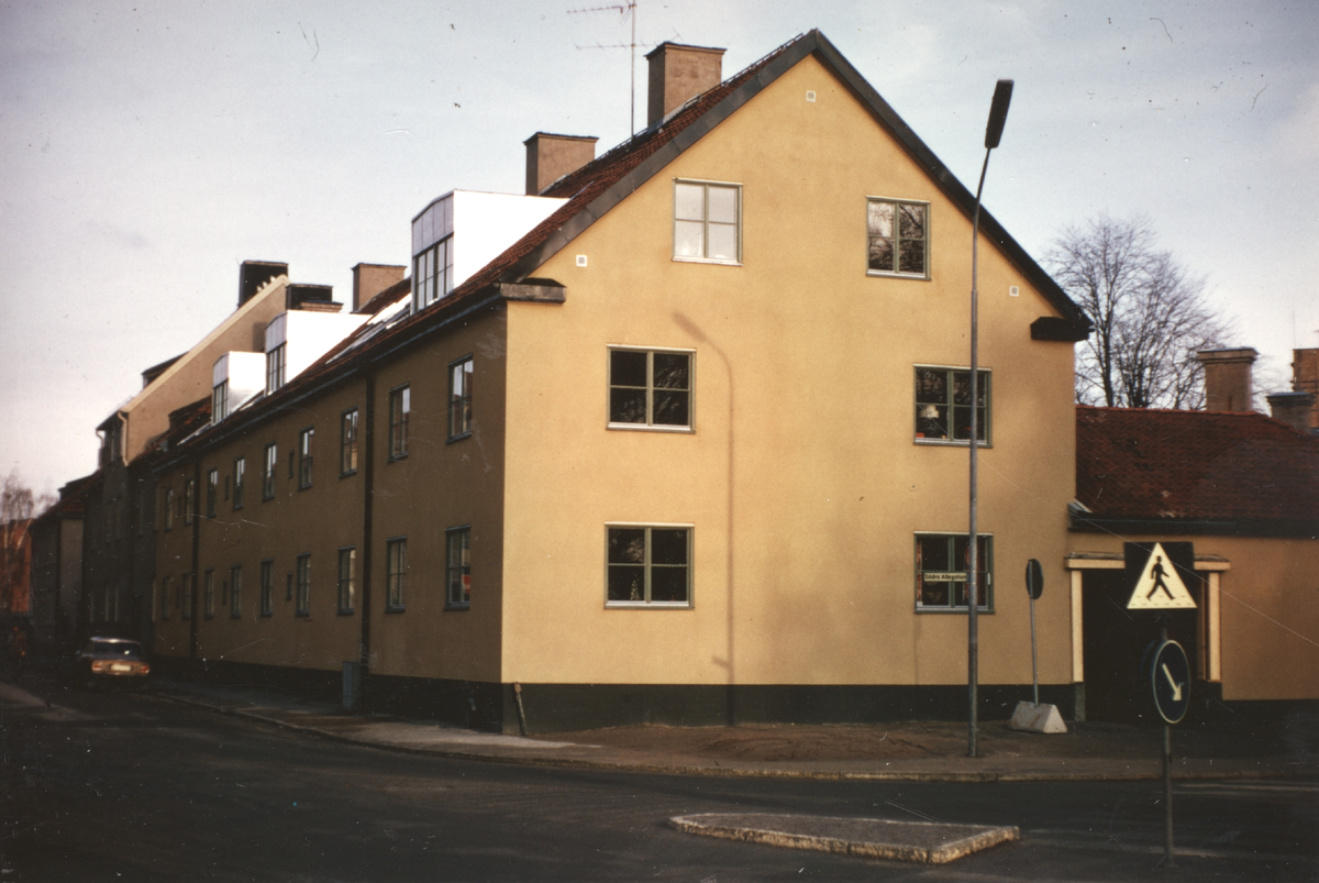 Södra Allégatan 12 i hörnet med Kopparbergsvägen. Bilderna är tagna av byggnadsfirman Anders Diös AB.