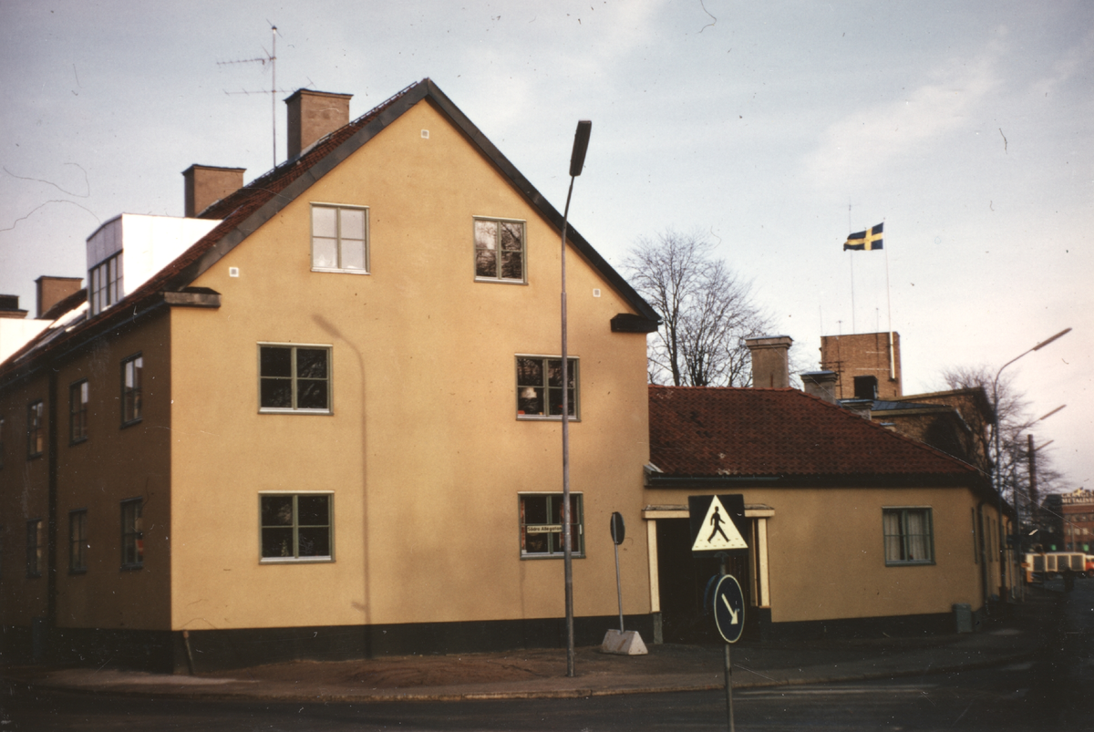 Södra Allégatan 12 i hörnet med Kopparbergsvägen. Bilderna är tagna av byggnadsfirman Anders Diös AB.