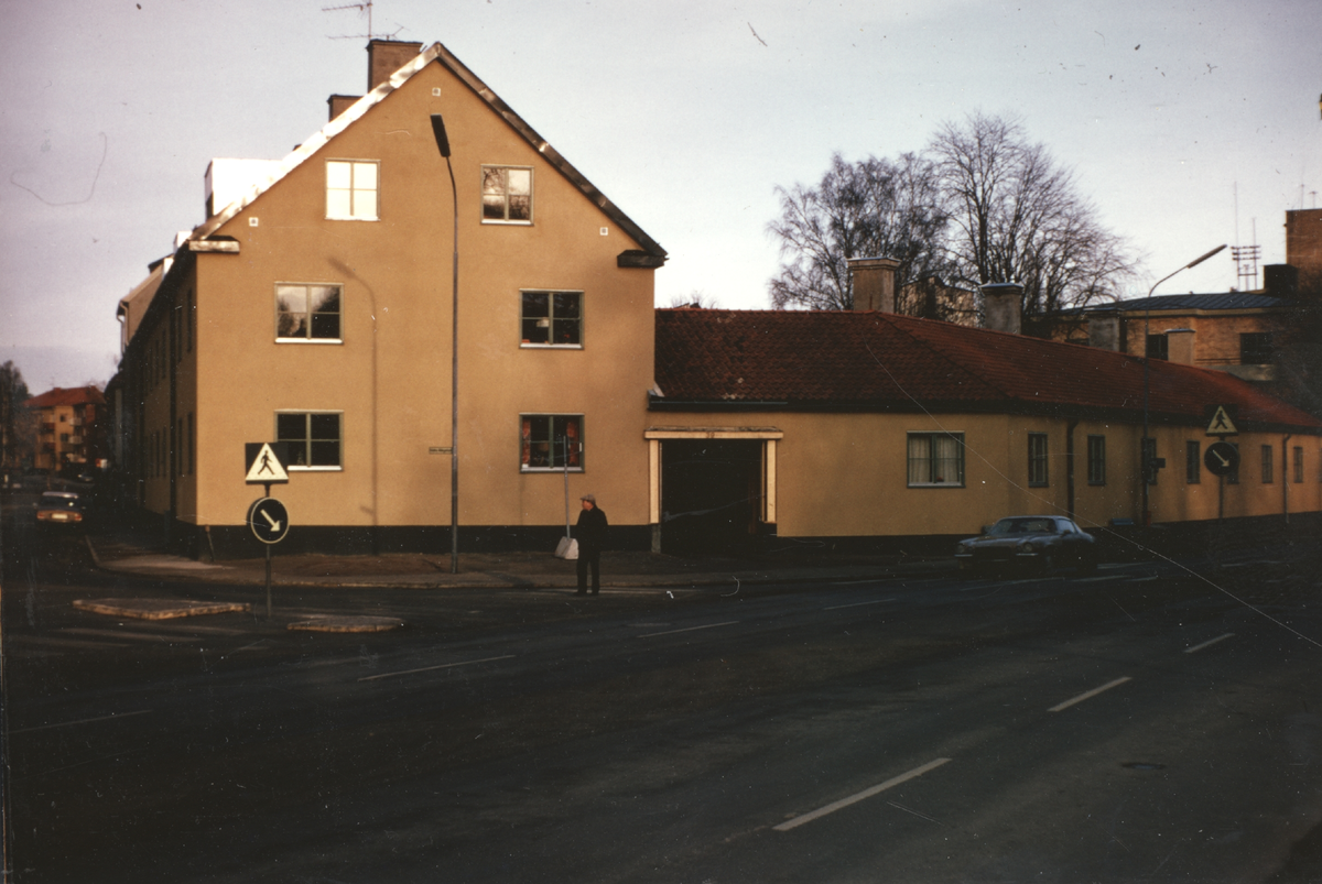 Södra Allégatan 12 i hörnet med Kopparbergsvägen. Bilderna är tagna av byggnadsfirman Anders Diös AB.