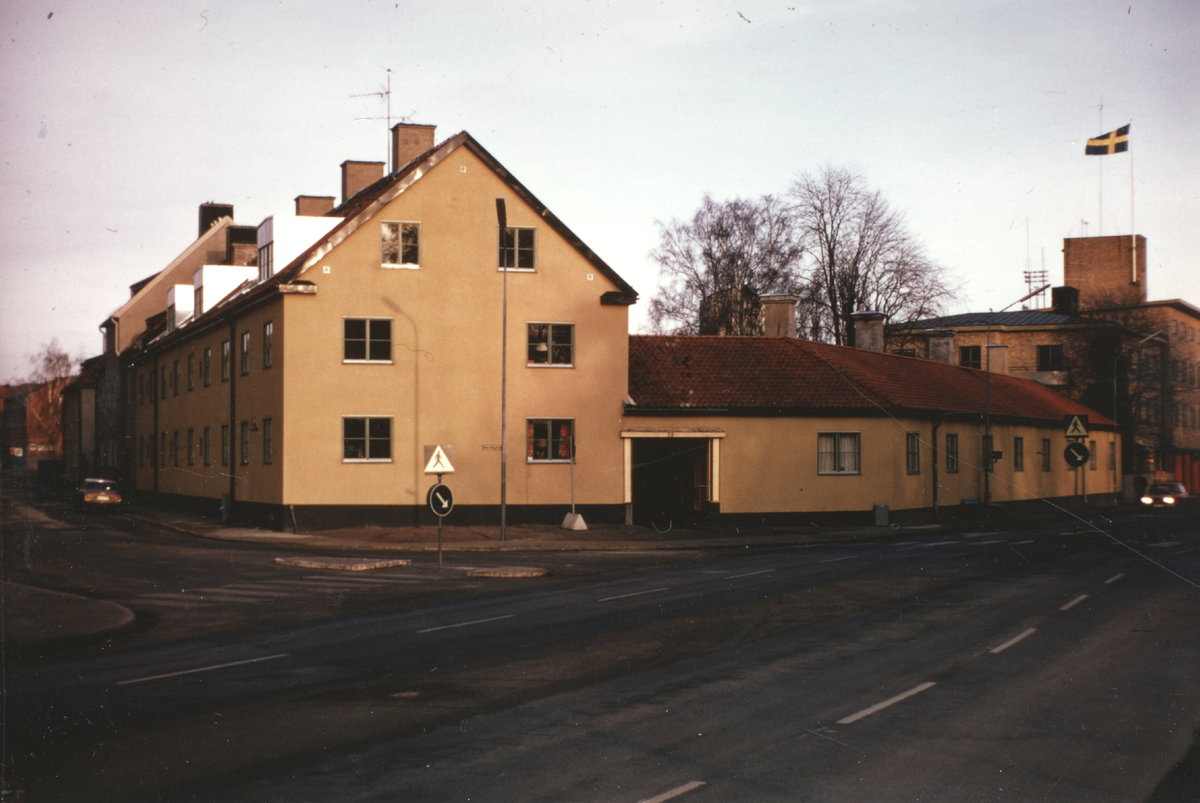 Södra Allégatan 12 i hörnet med Kopparbergsvägen. Bilderna är tagna av byggnadsfirman Anders Diös AB.