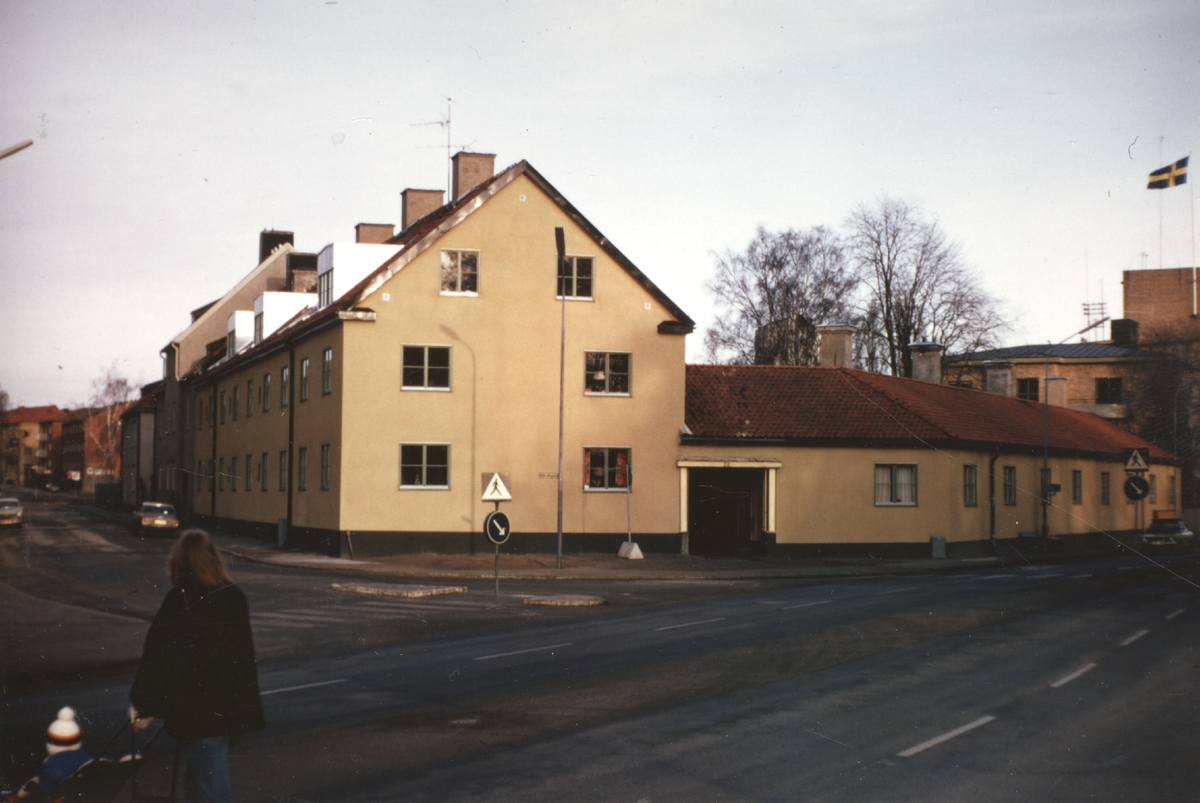 Södra Allégatan 12 i hörnet med Kopparbergsvägen. Bilderna är tagna av byggnadsfirman Anders Diös AB.