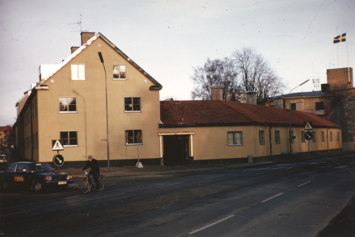 Södra Allégatan 12 i hörnet med Kopparbergsvägen. Bilderna är tagna av byggnadsfirman Anders Diös AB.