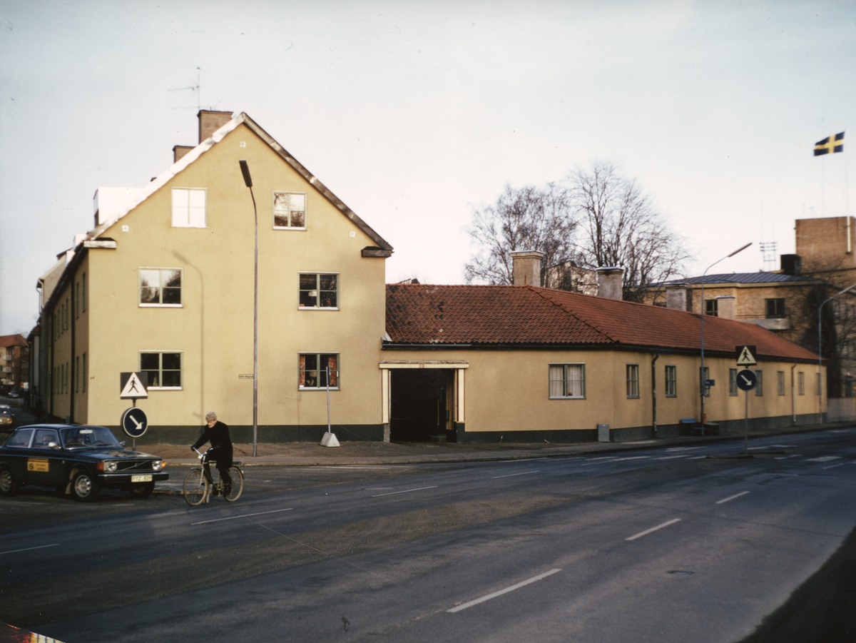 Södra Allégatan 12 i hörnet med Kopparbergsvägen. Bilderna är tagna av byggnadsfirman Anders Diös AB.