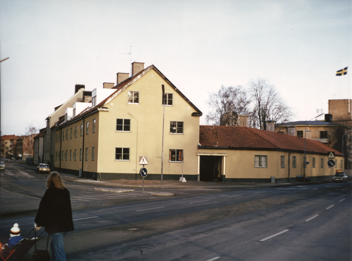 Södra Allégatan 12 i hörnet med Kopparbergsvägen. Bilderna är tagna av byggnadsfirman Anders Diös AB.