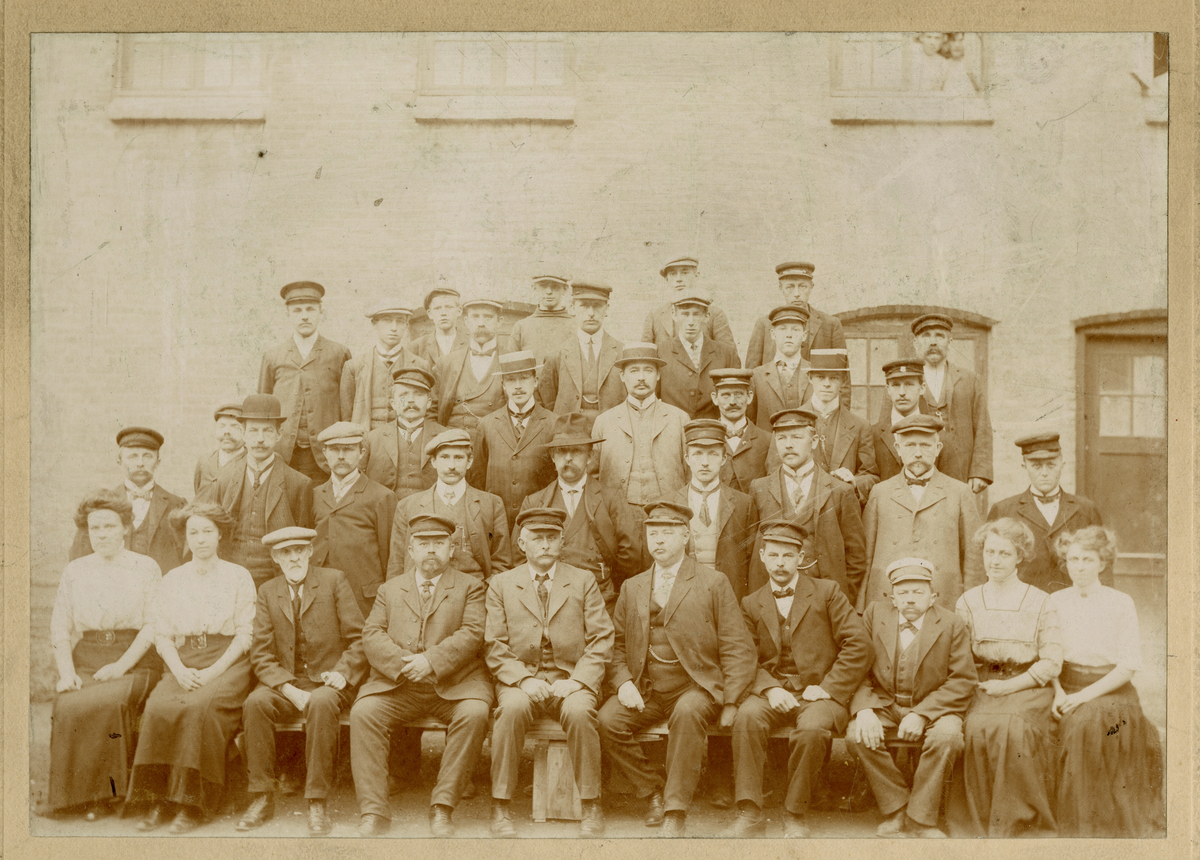 Gruppeportrett av ansatte ved Porselensfabrikken i Porsgrunn i 1911, malere

Påtrykk på foto: 

H. Dahl, 1911, Kristiania, enerett