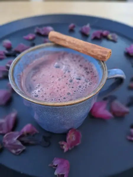 En blå kopp med gløgg.