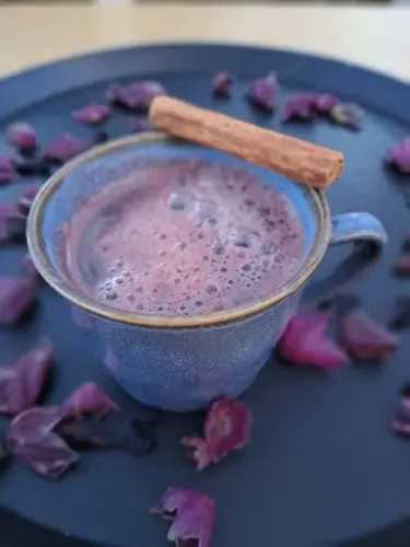 En blå kopp med gløgg.