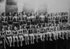 Simskola för flickor i badhuset vid Stångån år 1924. Bild från Lasse Strandhs arkiv.