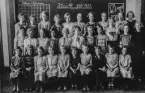 Klass 4 i Folkungaskolan den 23/5 1933. På bilden finns bland annat: Ruth Gran, Esbeth Lönnroth, Marianne och Lilian Boman. Skola. Klassfoto. Klassrum.
Folkungaskolan i Linköping. Skola.
Ur Lasse Strandhs arkiv, nummer 205.