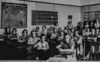 En lugn stund i lektionssalen på Folkungaskolan i Linköping. Klass 4 våren 1938.
Bild från Lasse Strandhs arkiv, nummer 206. Klassrum. Elever. Skola.