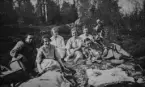 En härlig stunds avkoppling i Vallskogen på 1940 talet. Namn på personerna är okänt. Bilden är från Lasse Strandhs arkiv, nummer 338. Piknik i Vallaskogen. Filt. Fika.