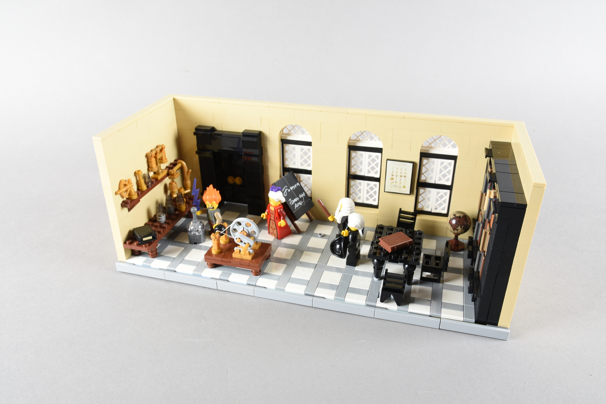 Tablået er bygget av Lego i diverse farger. Scene med fire mennesker i et laboratorium. Leiden, vinteren 1759, Pieter van Musschenbroeks laboratorium.