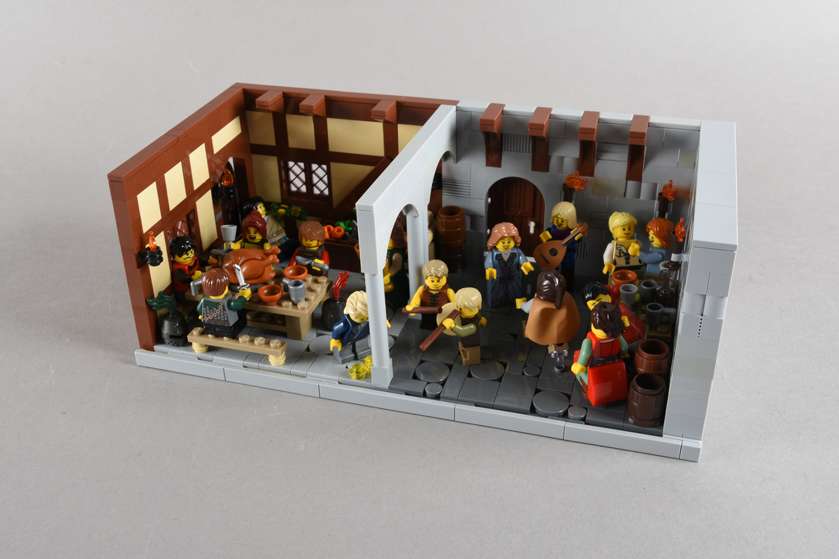 Tablået er bygget av Lego i diverse farger, satt sammen til å forestille to forskjellige scener på et vertshus i Paris, ca. 1265.