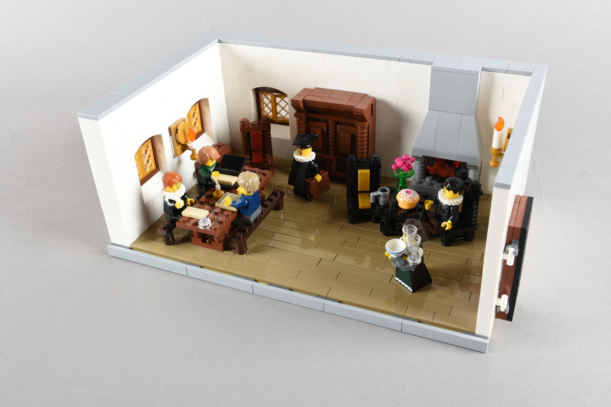 Tablået er bygget av Lego i diverse farger. Scene med seks mennesker i en dagligstue hvor bibelen ble oversatt og produsert på dansk. København 1547, Biskop Peder Palladius’ hus.