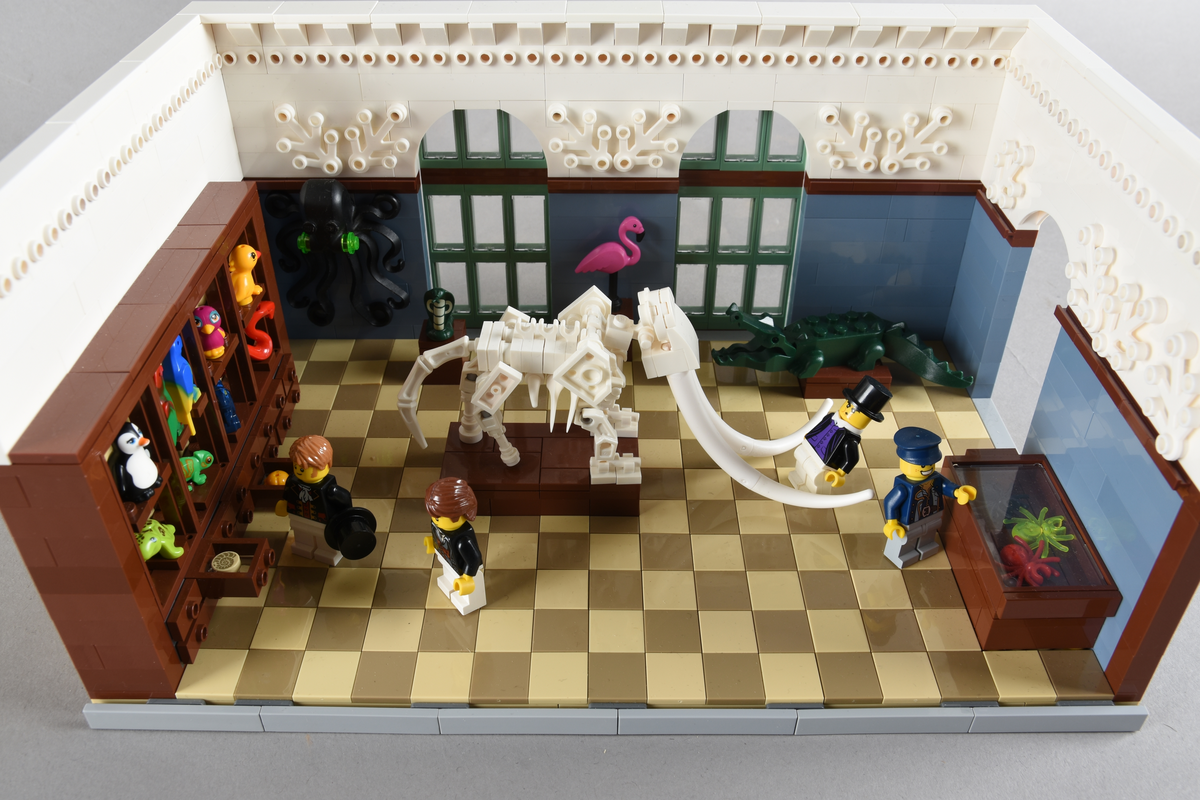 Tablået er bygget av Lego i diverse farger. Scene med fire mennesker i et naturaliekabinett. Dresden, 1. september 1823. Det kongelige naturaliekabinettet.