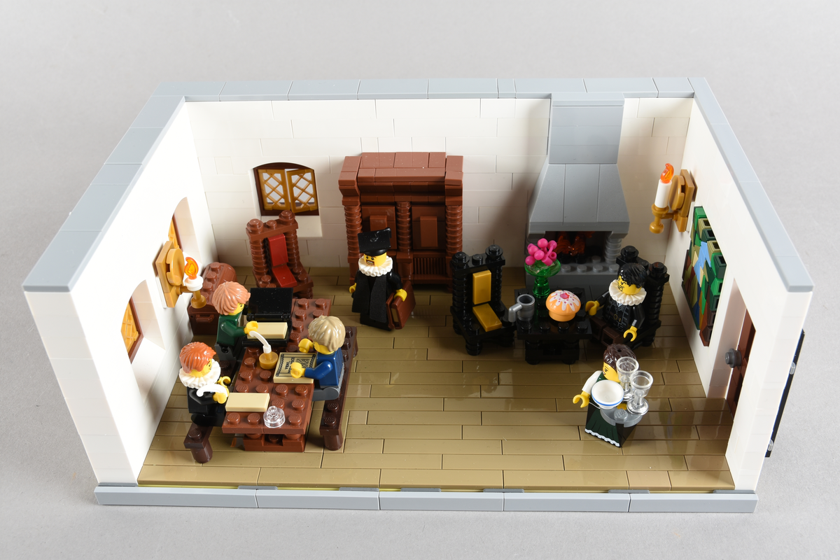 Tablået er bygget av Lego i diverse farger. Scene med seks mennesker i en dagligstue hvor bibelen ble oversatt og produsert på dansk. København 1547, Biskop Peder Palladius’ hus.