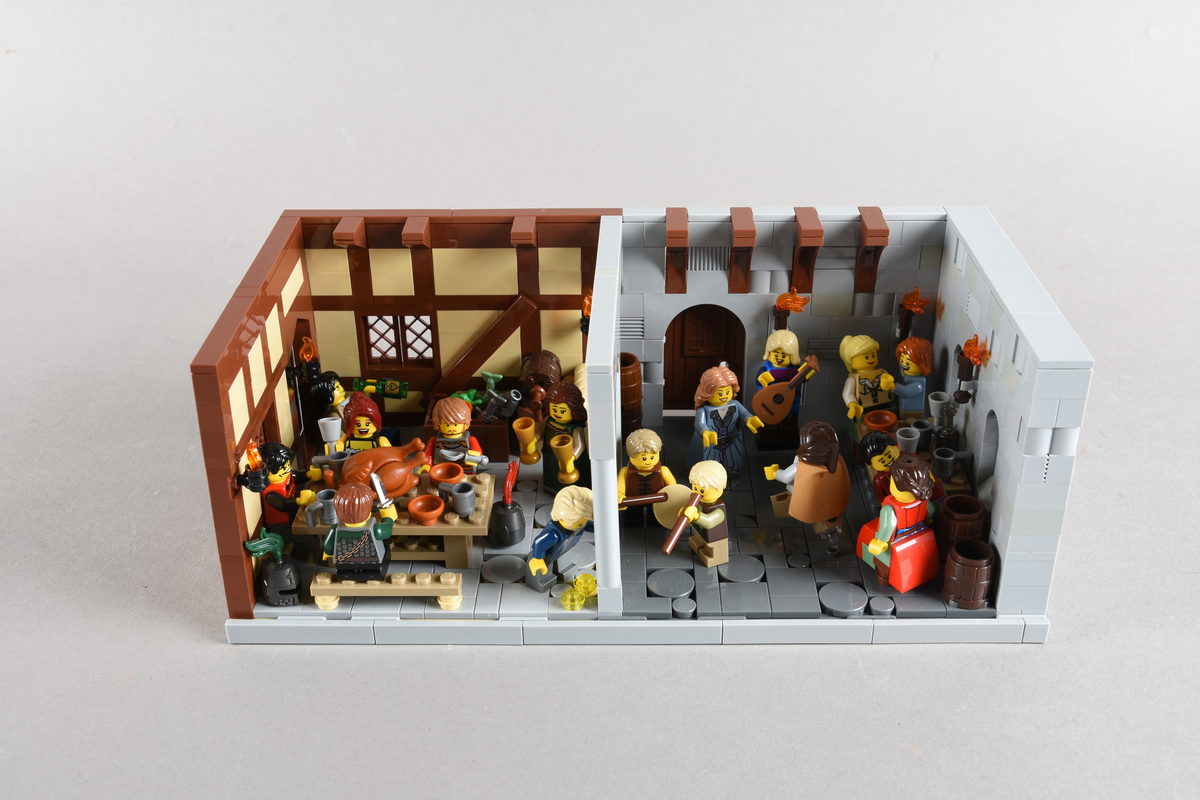 Tablået er bygget av Lego i diverse farger, satt sammen til å forestille to forskjellige scener på et vertshus i Paris, ca. 1265.