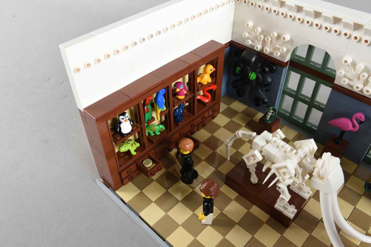 Tablået er bygget av Lego i diverse farger. Scene med fire mennesker i et naturaliekabinett. Dresden, 1. september 1823. Det kongelige naturaliekabinettet.