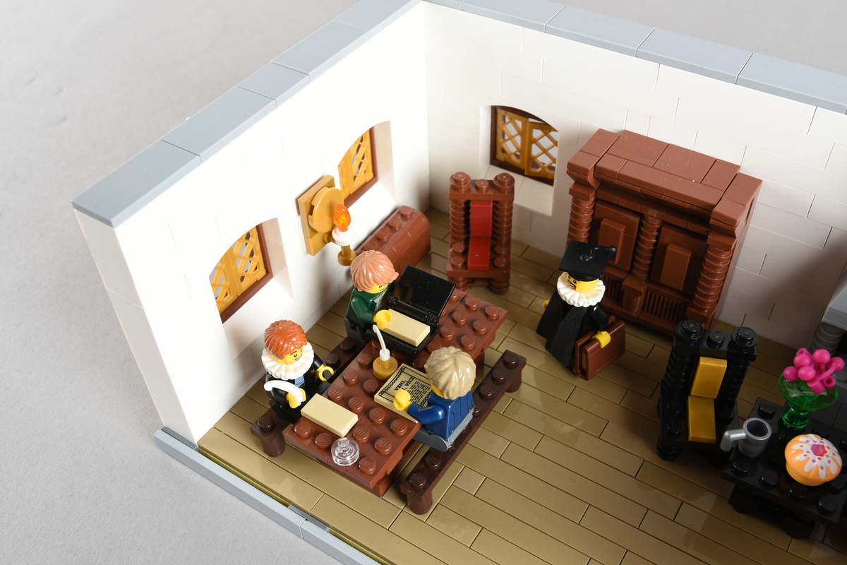 Tablået er bygget av Lego i diverse farger. Scene med seks mennesker i en dagligstue hvor bibelen ble oversatt og produsert på dansk. København 1547, Biskop Peder Palladius’ hus.