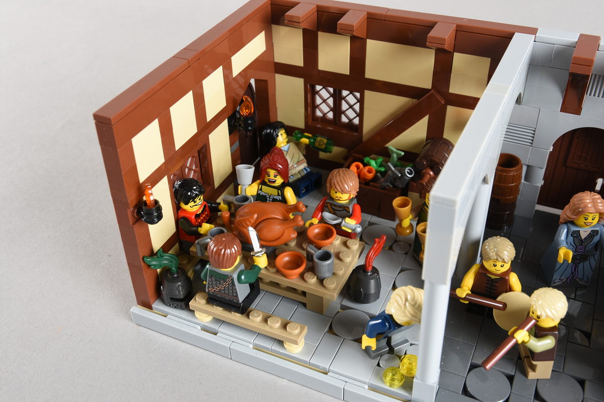 Tablået er bygget av Lego i diverse farger, satt sammen til å forestille to forskjellige scener på et vertshus i Paris, ca. 1265.